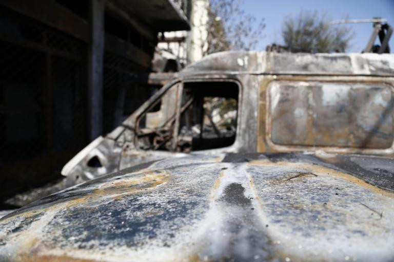 Συναγερμός στην Πυροσβεστική – Στις φλόγες δύο αυτοκίνητα έξω από τον ναύσταθμο της Σούδας